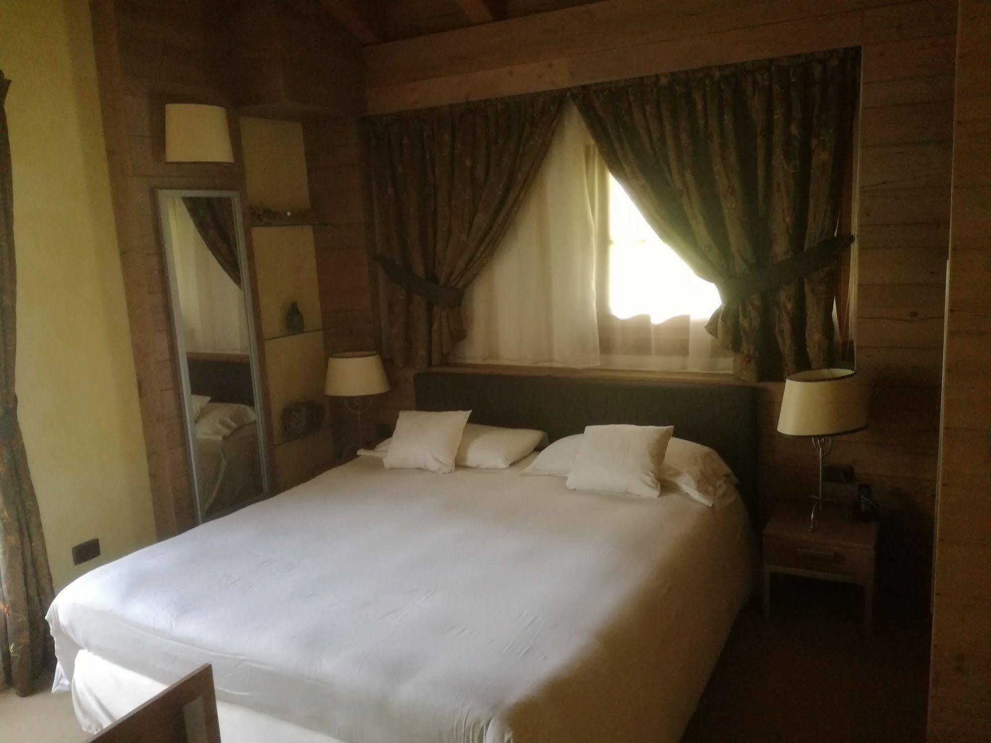 Hotel Bait De Angial Лівіньо Екстер'єр фото