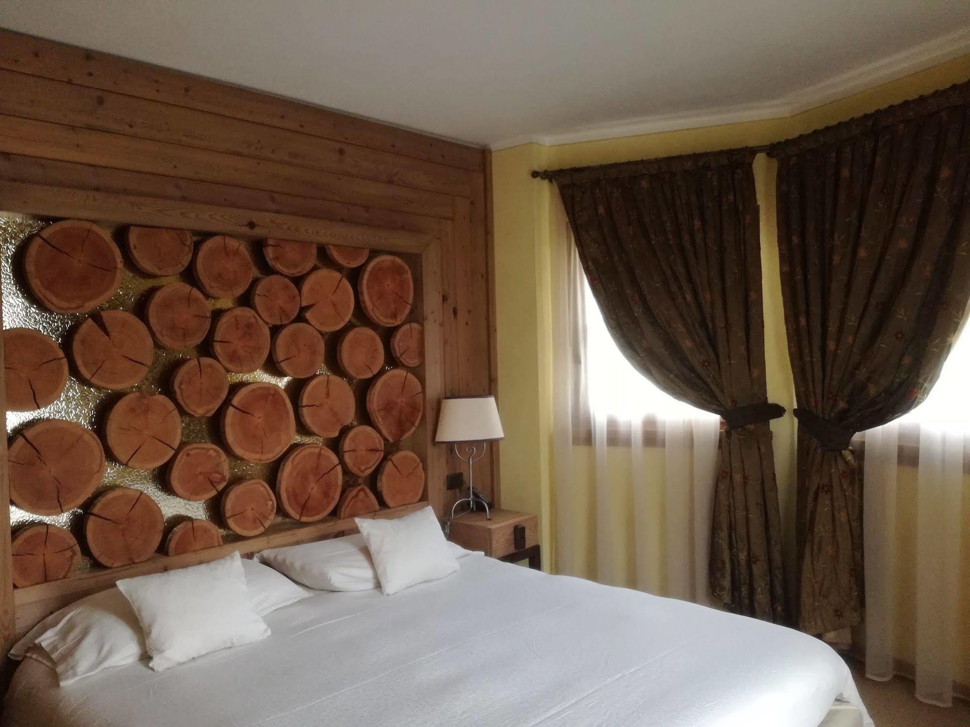 Hotel Bait De Angial Лівіньо Екстер'єр фото