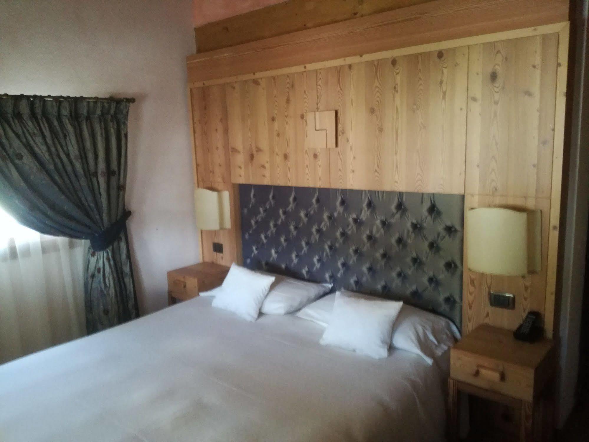 Hotel Bait De Angial Лівіньо Екстер'єр фото