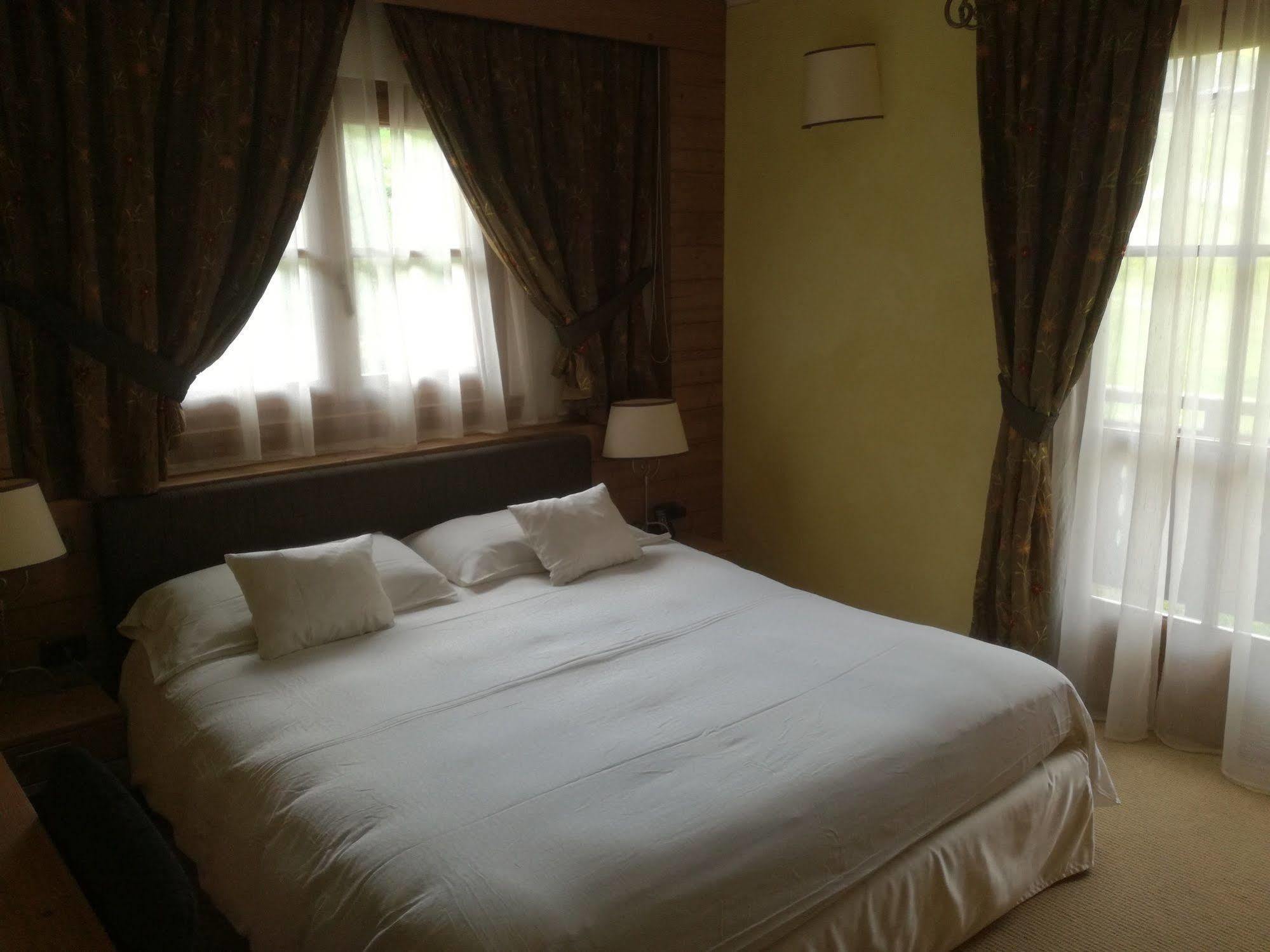 Hotel Bait De Angial Лівіньо Екстер'єр фото